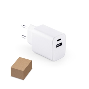 WEGENER. Strāvas adapteris ar USB-A pieslēgvietu 18 W un USB-C 20 W no pārstrādāta ABS (100% rABS)